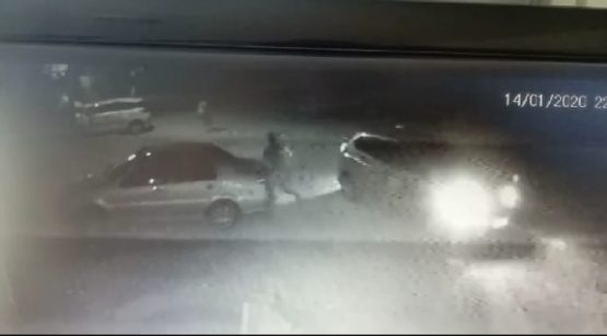 Bandidos tentam roubar carro.