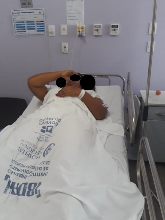 Mulher se recuperando da cirurgia. 
