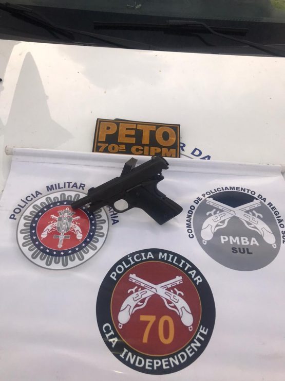 Arma apresentada na delegacia.