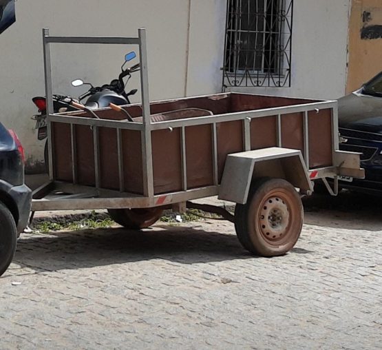 Carrocinha estava parada na porta de casa. 
