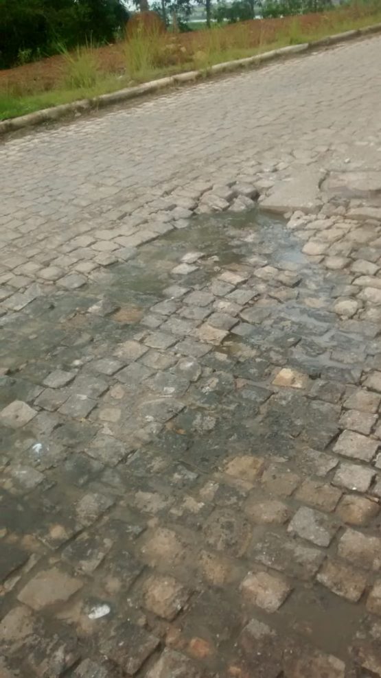 Água fétida descendo pela rua.