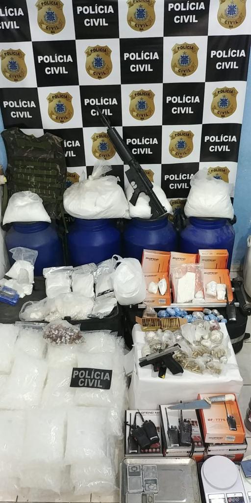 Cocaína, armas e munições na casa.