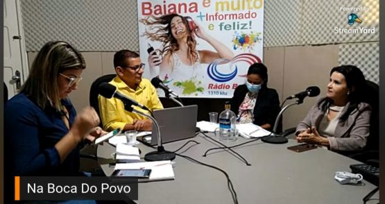 Secretária nos estudios da Rádio Baiana. 