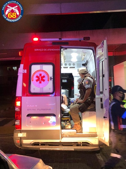 A vítima foi atendida na ambulância do SAMU. 