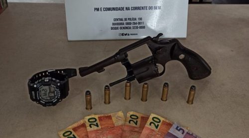 Arma de posse do indivíduo.