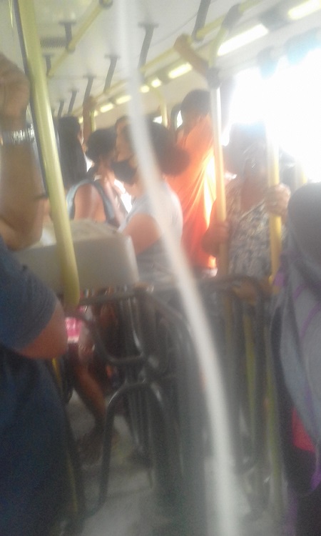 População sofre nos ônibus de Ilhéus. 