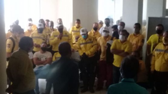 Agentes cruzaram os braços. 