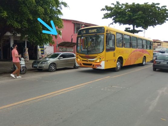 Usuários se arriscam pegando ônibus no meio da rua. 