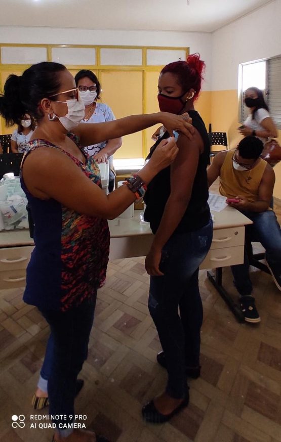 Enfermeira do hospital São José sendo vacinada.