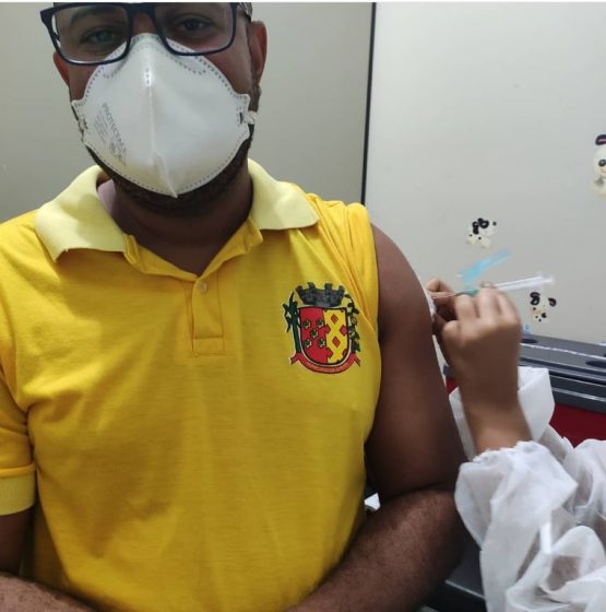 Vereador sendo vacinado. Foto Instagram. 