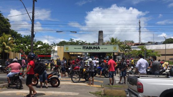 Comerciantes protestaram em frente à pref. Itabuna.