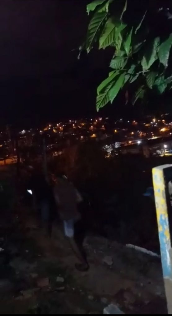 Moradores ficaram acuados nas casas.