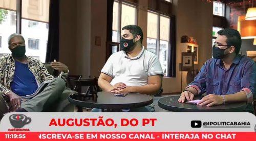 Augustão na bancada do programa. 