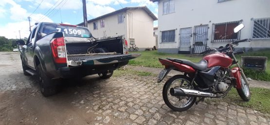 Moto estava parada em via pública. 