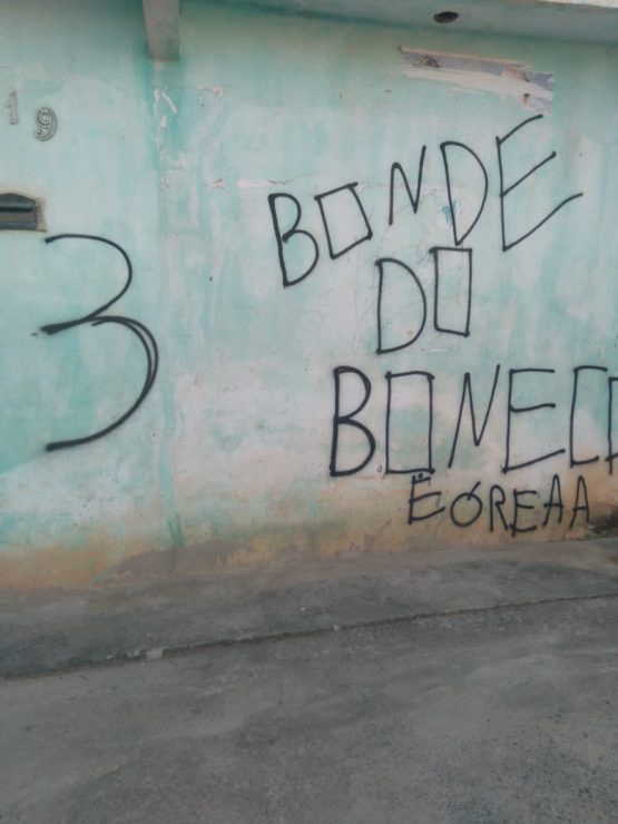 Casas foram pichadas pelos criminosos. 