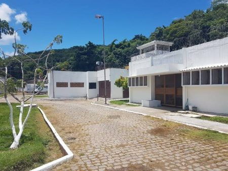 Francês continua preso.
