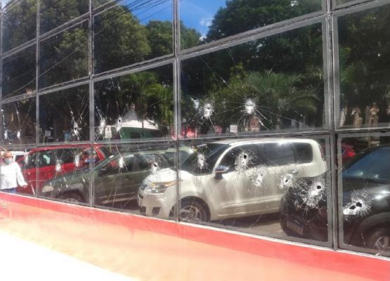 Vidraça danificada com as marteladas.