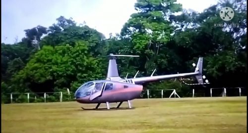 Helicóptero parado no campo.