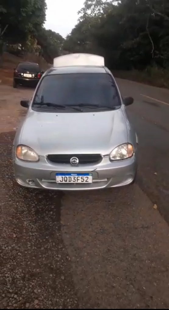 Carro está abandonado na rodovia.