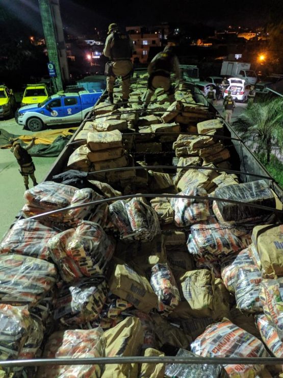 Droga escondida em carga de fubá de milho.