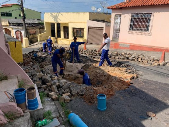 Equipe no local trabalhando.