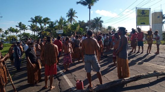 Índios na rodovia desde cedo. 