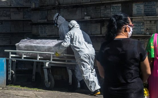 Mortes por covid aumentam. 
