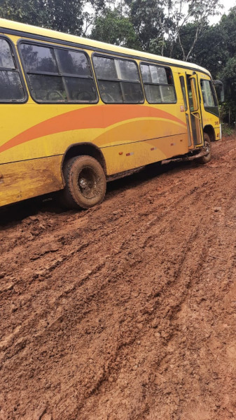 Ônibus não aguentou subir ladeira.