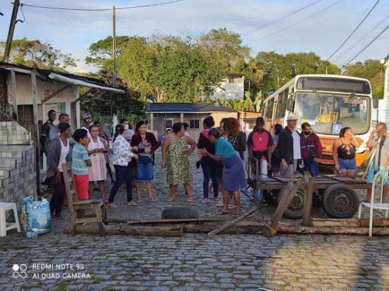 Moradores bloqueiam rua.