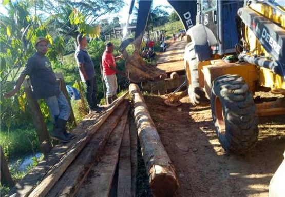 Manutenção da rodovia.