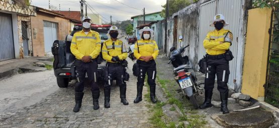 Guarnição ao lado da moto.