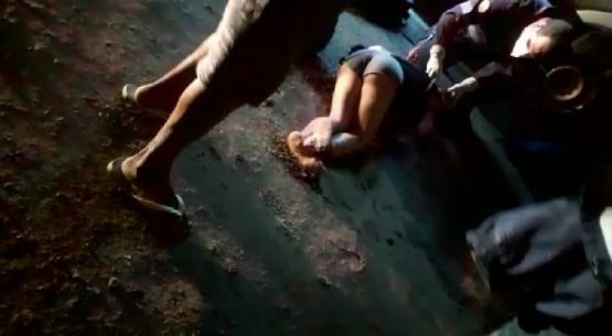 A mulher ficou caída na rodovia.