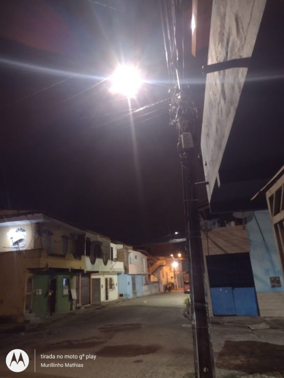 Rua iluminada.