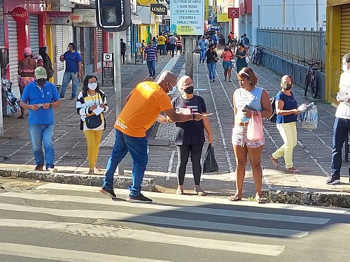 Panfletos foram entregues a população.