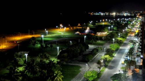 Vista noturna da Av. Soares Lopes.