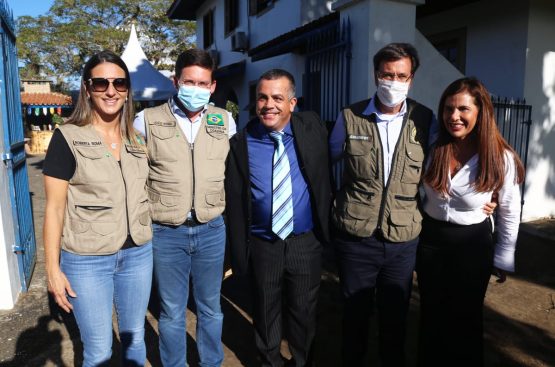 Júnior ladeado dos ministros de Bolsonaro.