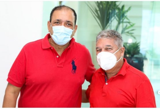 Mário e Rosemberg, ambos de vermelho.