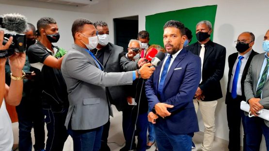 Jerbson em coletiva a imprensa. 