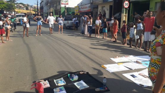Grupo ficou em círculo e fez 1 minuto de silêncio.