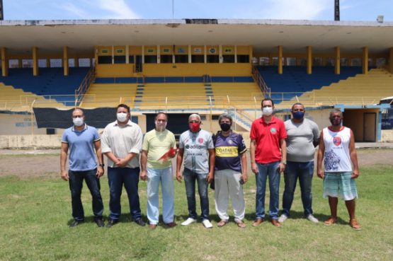 Coronel Diniz (camisa amarela) vistoriou o estádio.