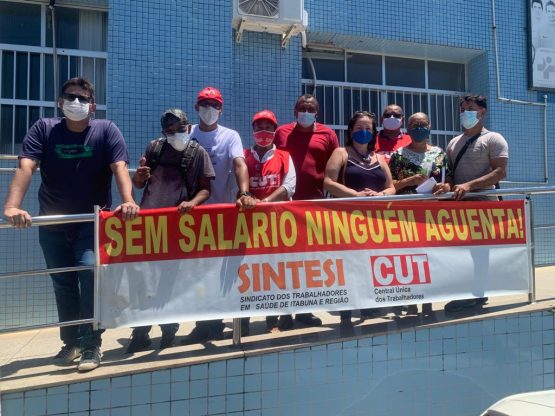 Trabalhadores protestam por salários.
