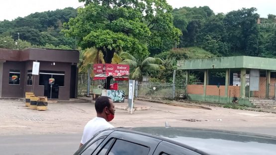 Delinquentes desafiam a polícia. 