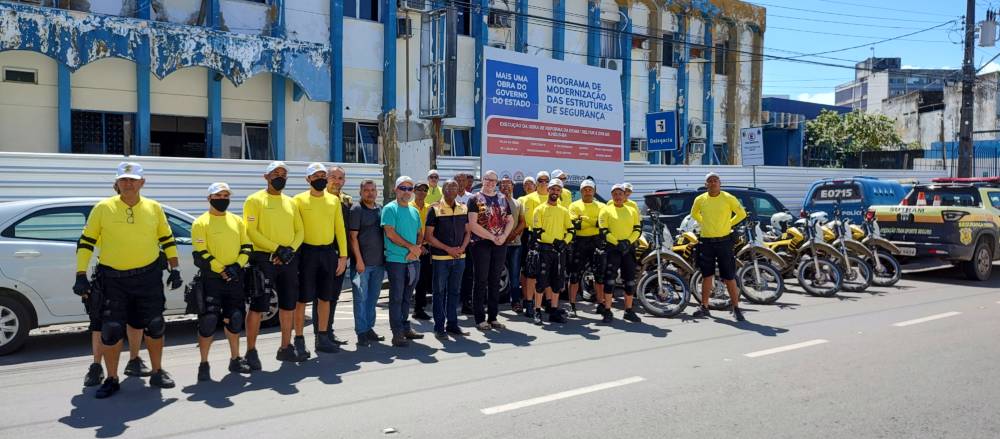 Agentes e delegada em frente à 7ª COORPIN.