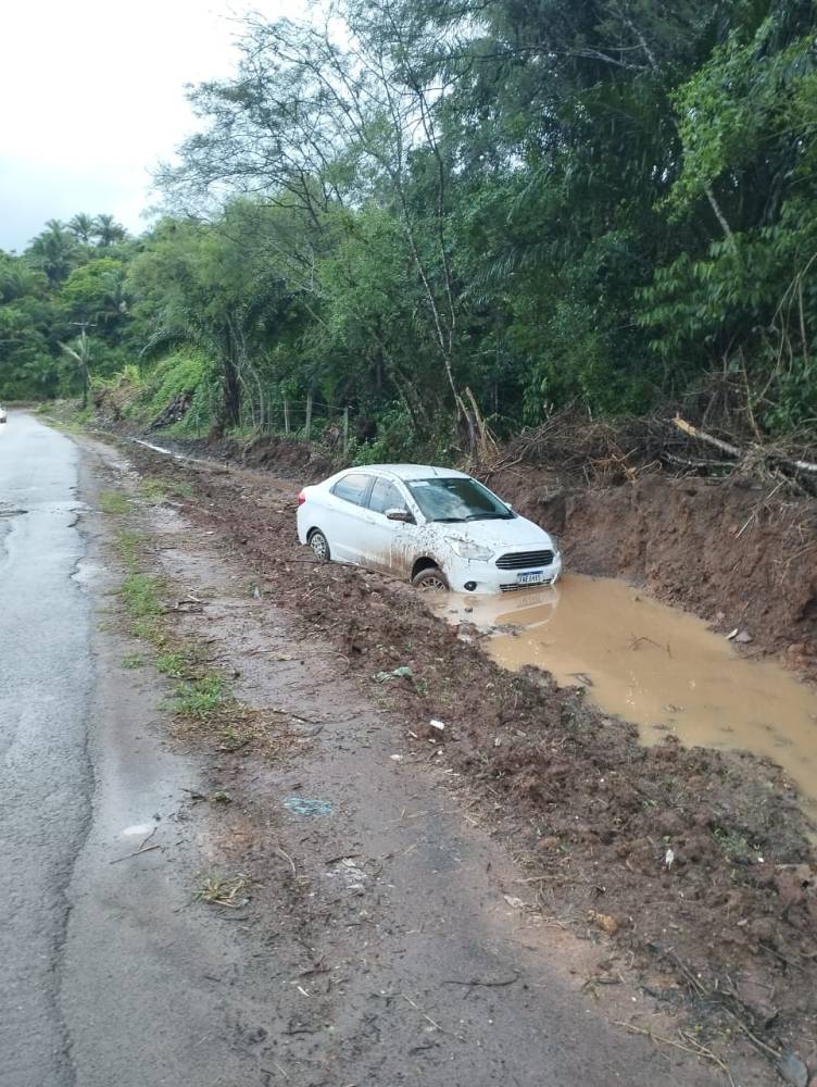 Chuva forte com acidente na estrada do Residencial Sol e Mar - Fábio