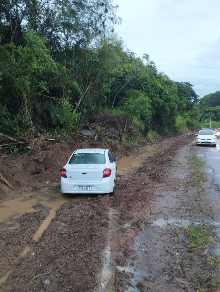 Chuva forte com acidente na estrada do Residencial Sol e Mar - Fábio